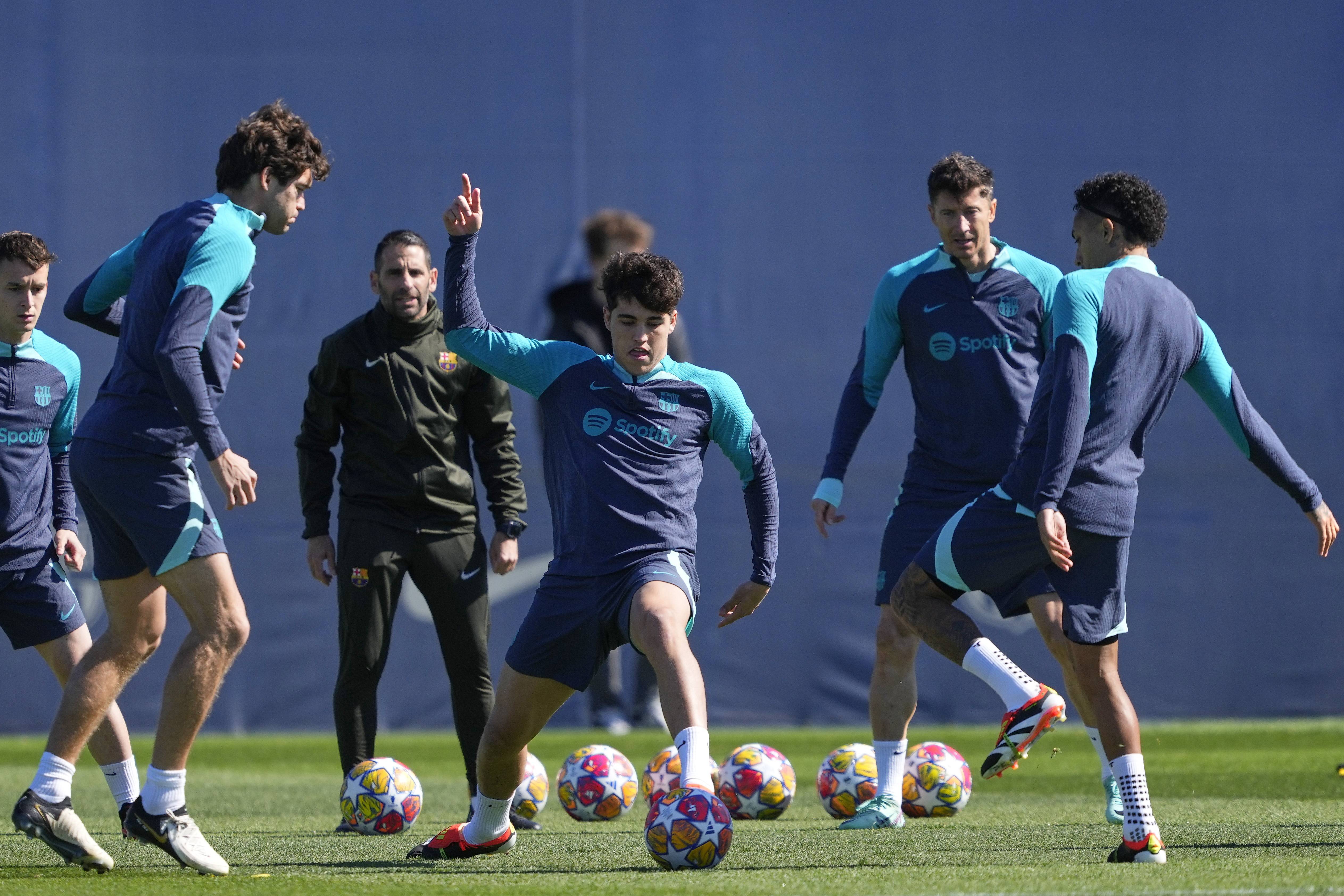 包含巴塞罗那主帅对比赛中队员表现表示满意的词条