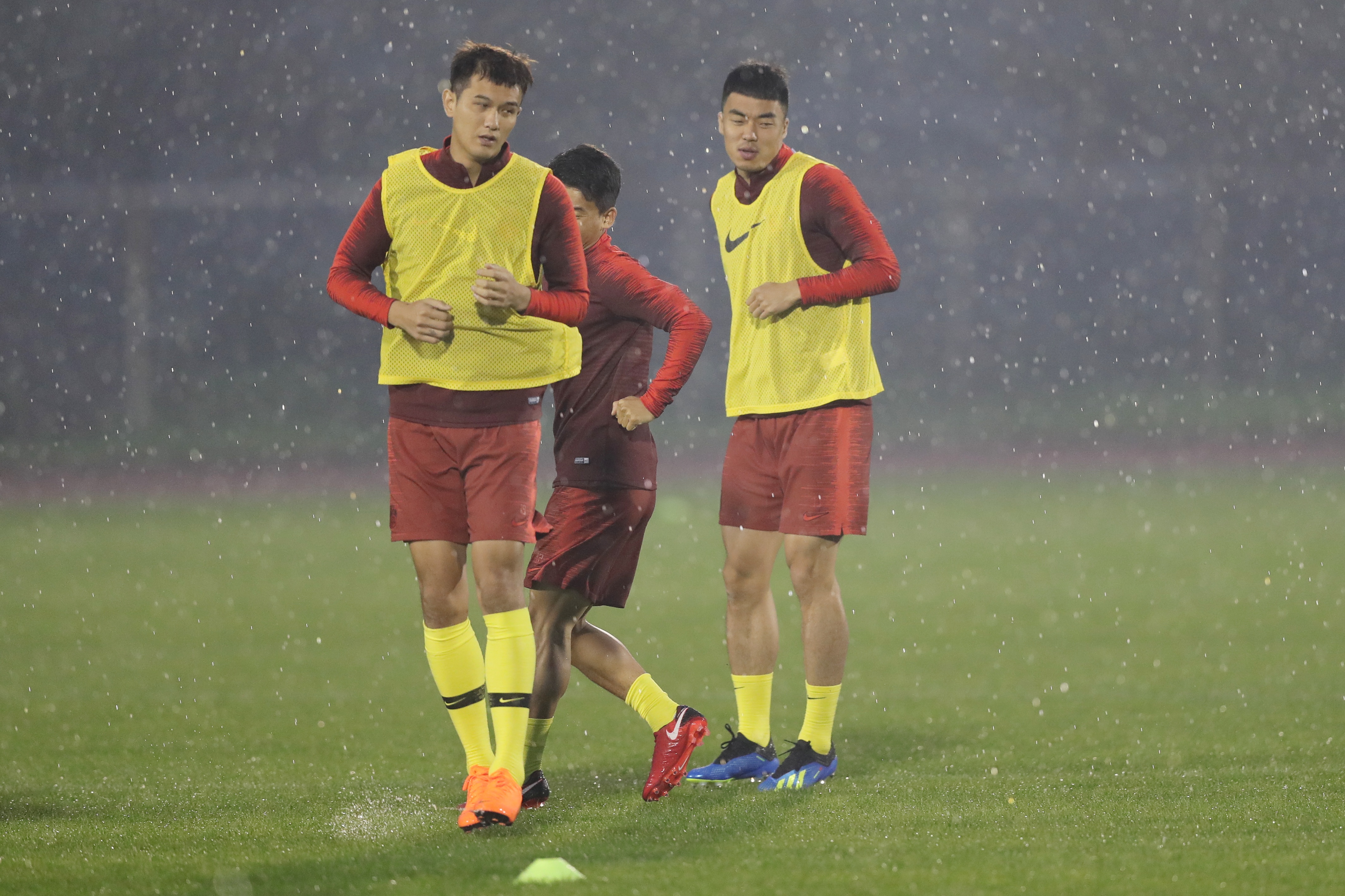 热衷足球赛事，球队备战全力出击